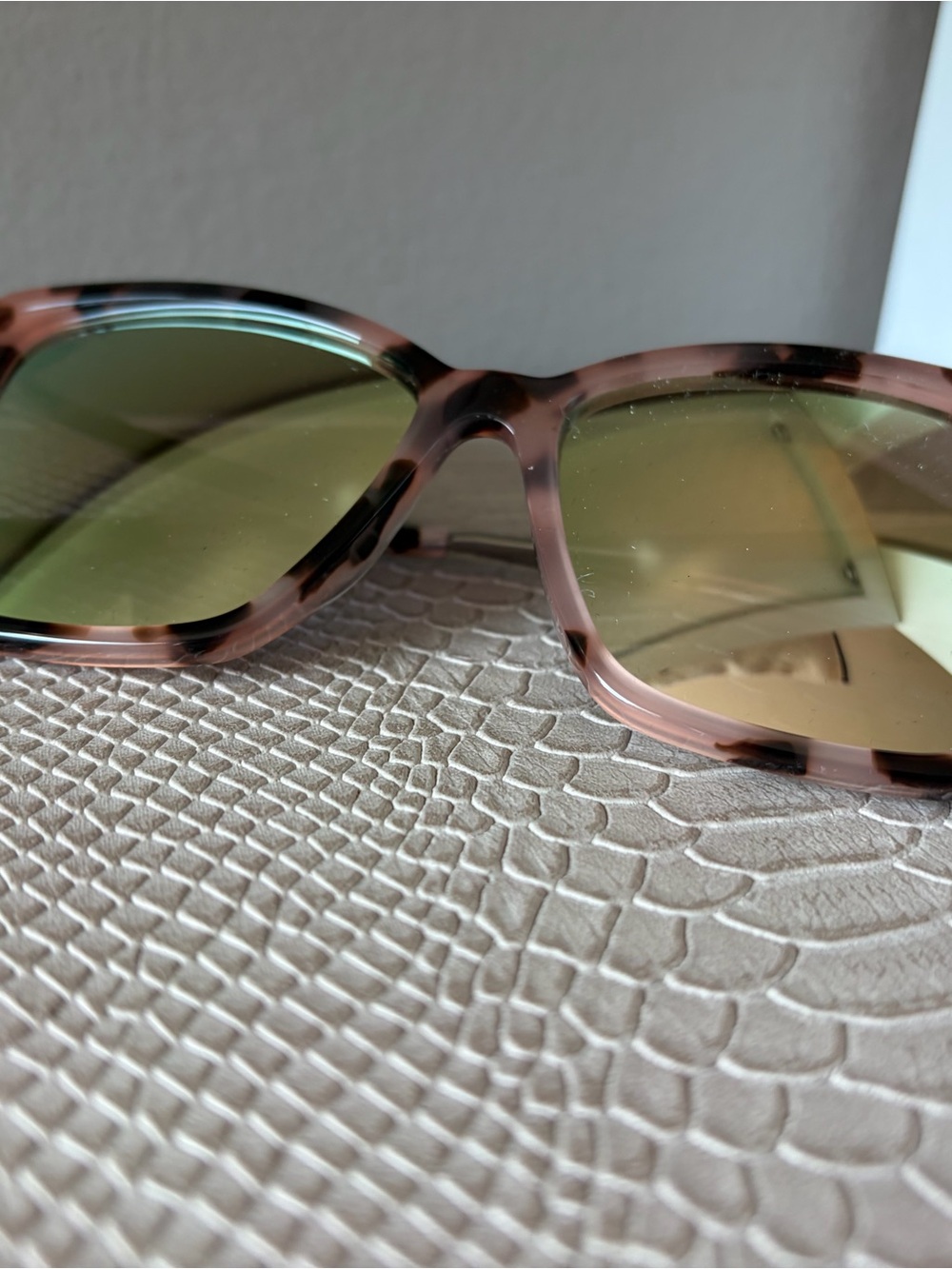 Diff Eyewear Pink Tortoiseshell Sunglasses - Picture 3 of 3